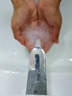 Pessoa segurando barra de aço prateada