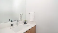 lavabo cerâmico branco moderno com torneira em casa de banho contemporânea