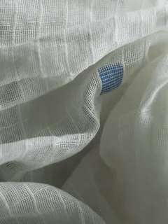 Textura de tecido branco com um ponto azul visível de perto