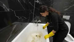 A banheira fica brilhando como nova: este produto barato remove todo o calcário e resíduos