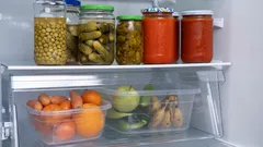 Frigorífico cheio de alimentos e condimentos variados